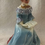 Figurine-Woman-in-Blue-reading-book-6H